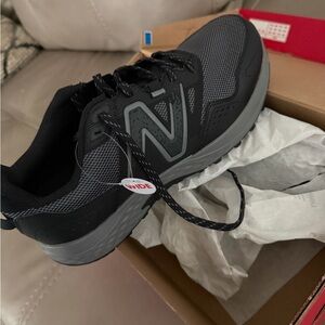 New Balance Men's Black and Gray Athletic Shoes